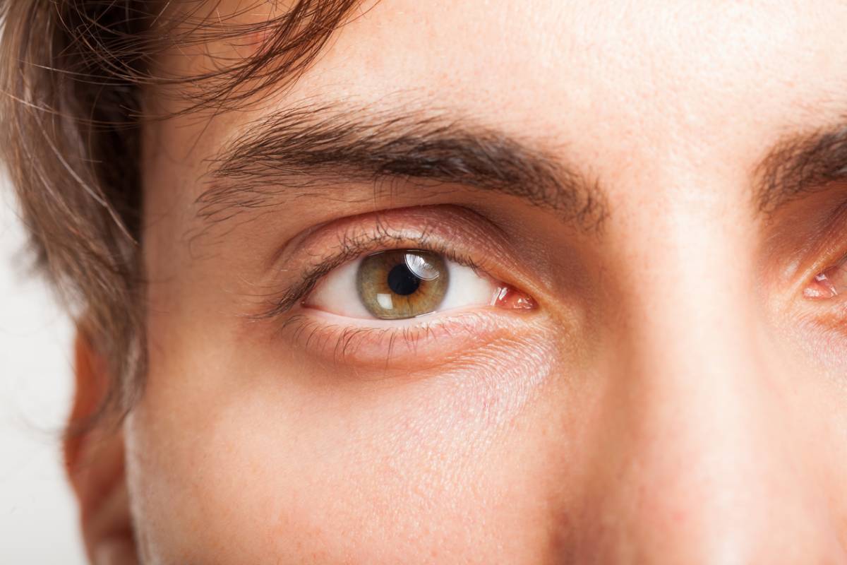 featured image for tips for choosing the right surgeon for male blepharoplasty